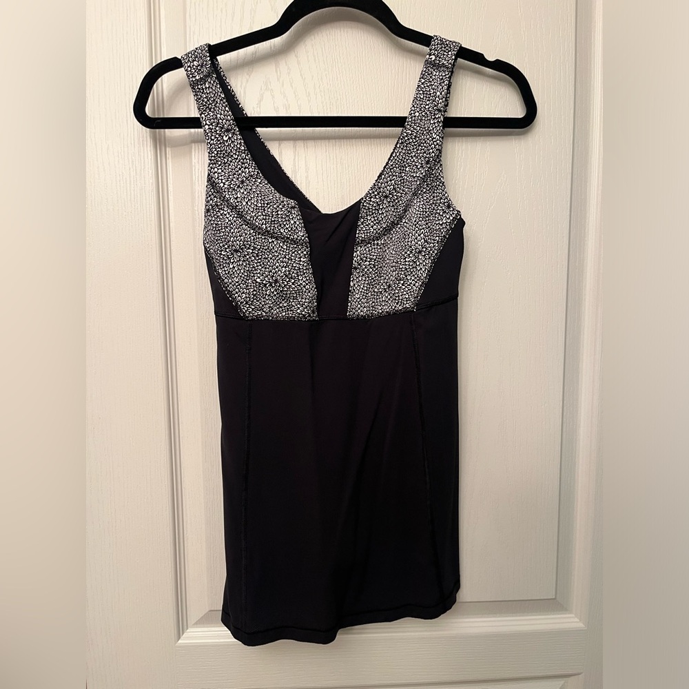 EUC black and white lululemon top